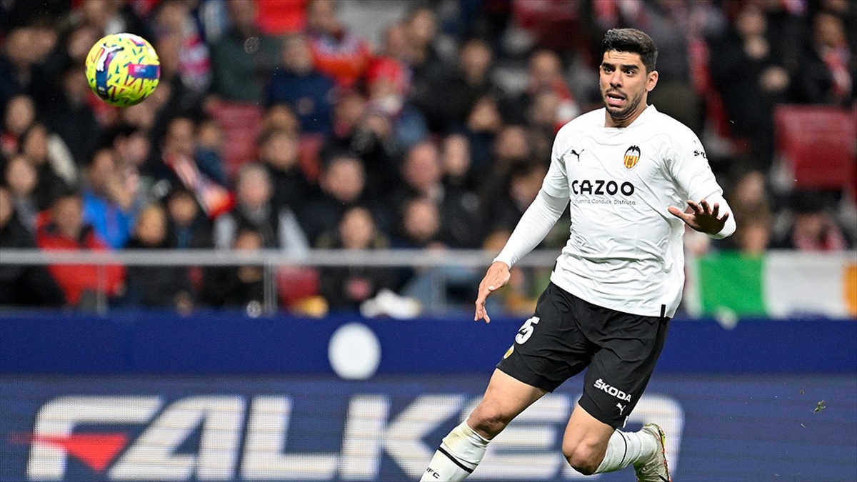 valencia-cenk-ozkacar-ile-5-yillik-sozlesme-imzaladi-5zTQW31J.jpg