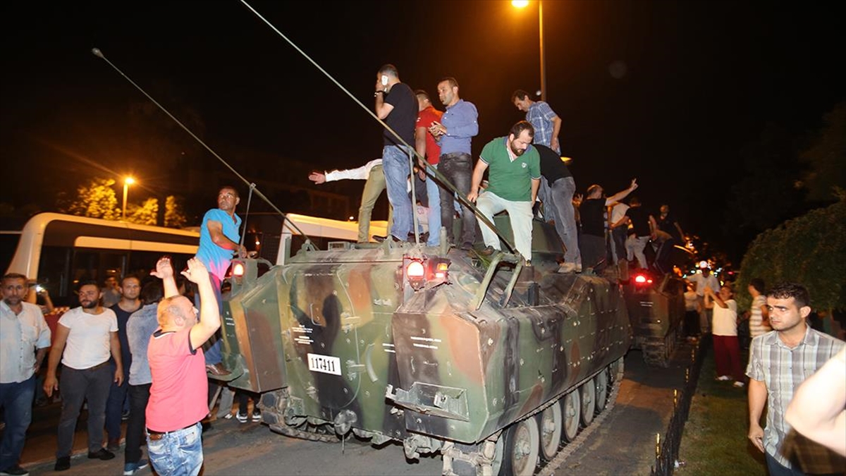 15-temmuz-gecesi-istanbulda-yasananlar-darbe-girisiminin-kilit-noktasi-oldu-81zdnDBC.jpg