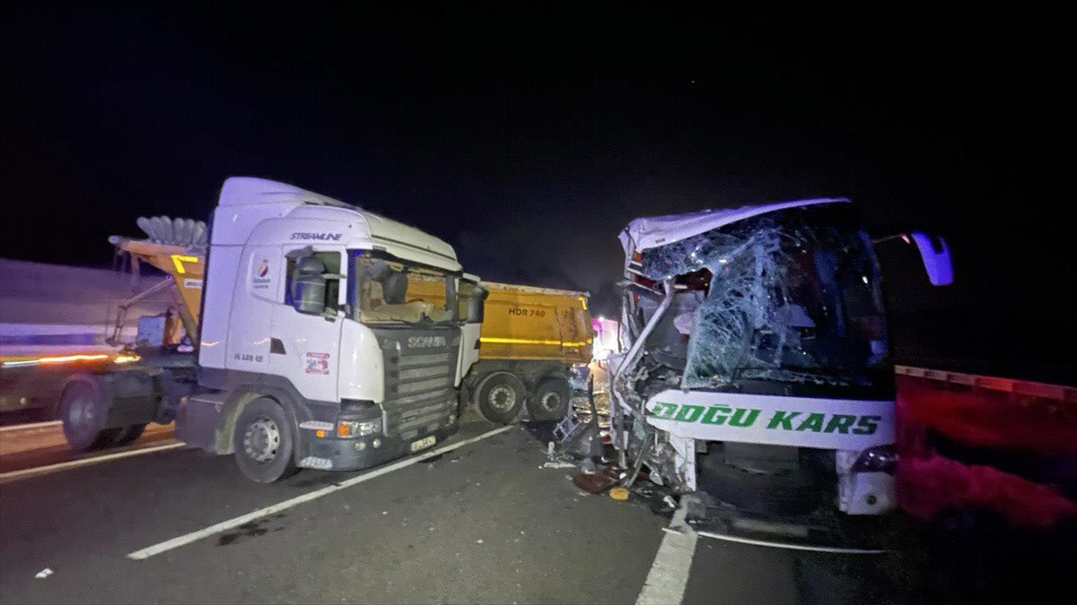 anadolu-otoyolunda-tir-ile-yolcu-otobusu-carpisti-18-kisi-yaralandi-sRSZyUQb.jpg