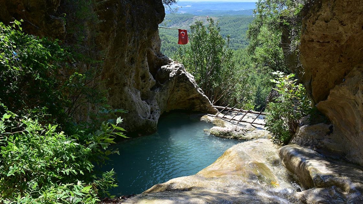 antalya-sicagindan-bunalanlar-zirvedeki-kral-havuzunda-serinliyor-6UjbFWfm.jpg