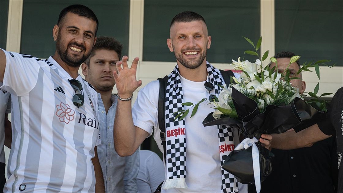 besiktas-ante-rebicin-transferi-icin-gorusmelerin-basladigini-acikladi-cUNgjzE1.jpg