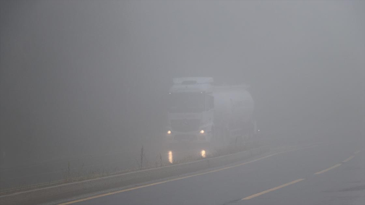 bolu-daginda-saganak-ve-sis-nedeniyle-gorus-mesafesi-30-metreye-kadar-dustu-Q47dLk3E.jpg