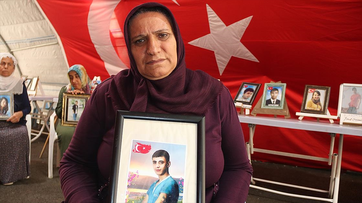 diyarbakir-annelerinden-demir-oglum-neredeysen-gel-guvenlik-guclerimize-teslim-ol-9JIgEIjR.jpg