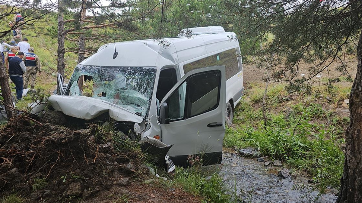 erzincanda-sarampole-devrilen-minibusteki-4-kisi-oldu-10-kisi-yaralandi-9qGqkSD9.jpg