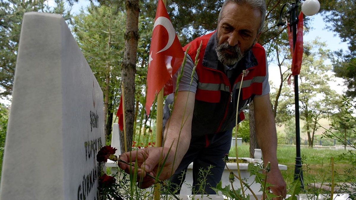 erzurumlu-gazi-cok-istedigi-sehitlikte-gorev-yapiyor-T9ANA1rL.jpg