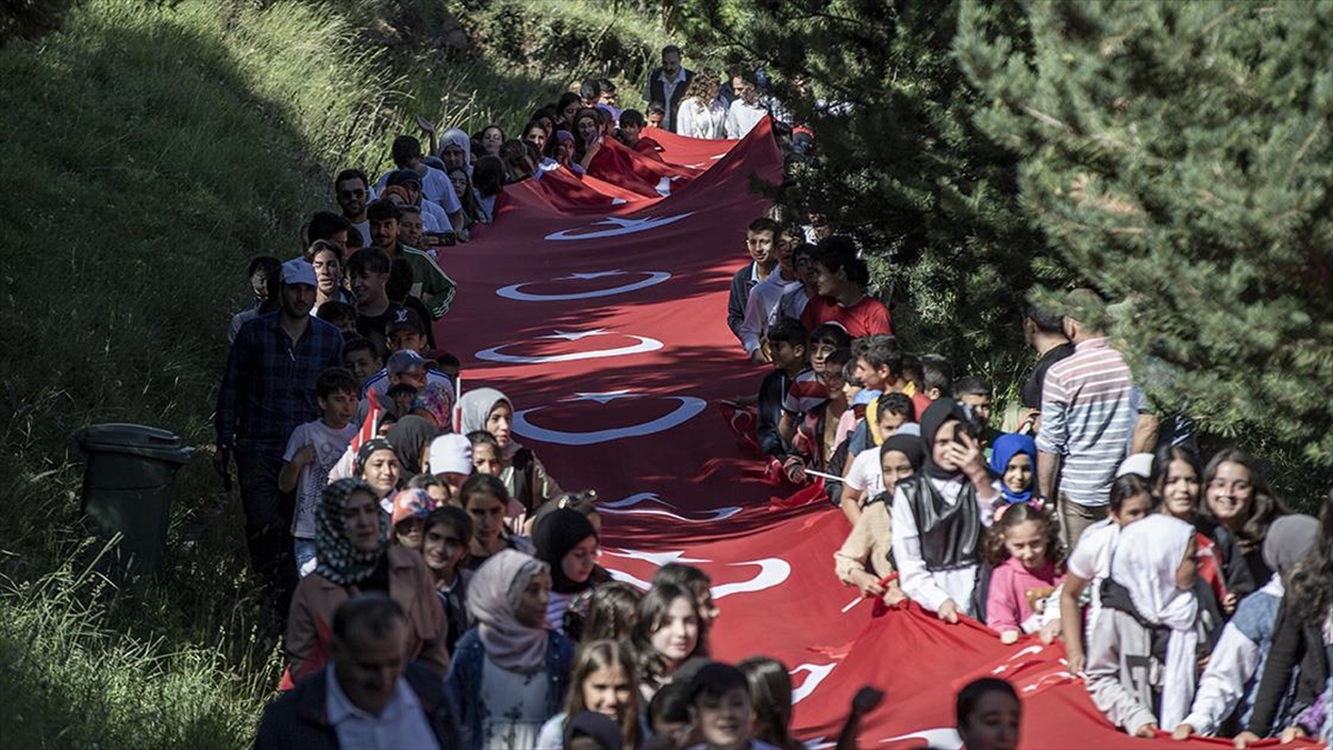 erzurumlu-gencler-15-temmuz-yuruyusunde-500-metrelik-turk-bayragi-tasidi-KVYc9RGc.jpg