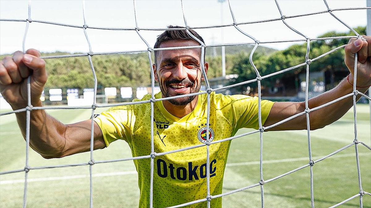 fenerbahcenin-sirp-oyuncusu-dusan-tadic-yeni-sezonu-heyecanla-bekliyor-siy8ru4r.jpg