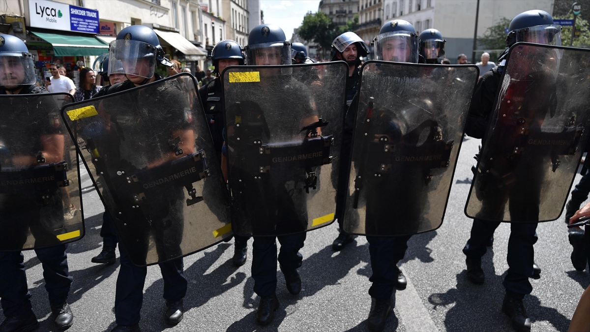 fransada-14-temmuz-ulusal-bayrami-oncesi-yapilan-protestolarda-97-kisiye-gozalti-1JQ2D8BW.jpg