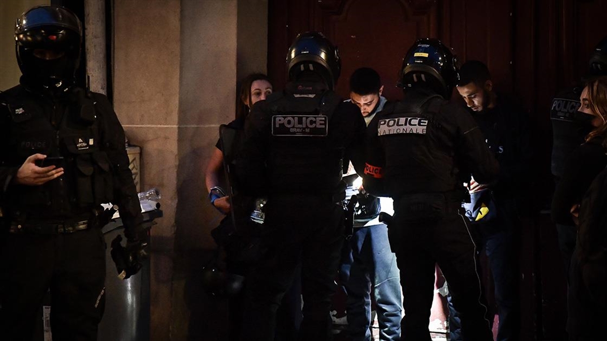 fransada-olayli-protestolarin-5-gecesinde-121-kisi-gozaltina-alindi-ZuhRYvHA.jpg