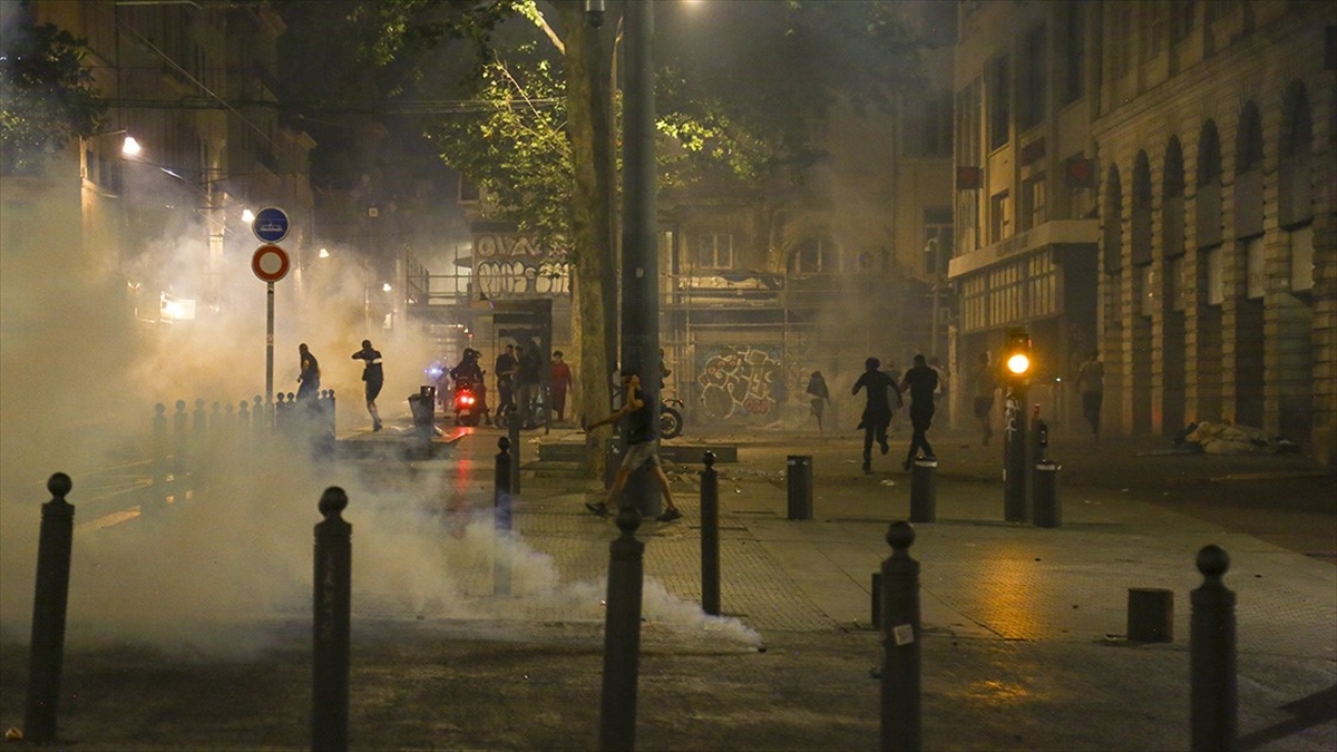 fransanin-lyon-kentinde-polis-asiri-sagci-grubu-biber-gaziyla-dagitti-J9tuHxCU.jpg
