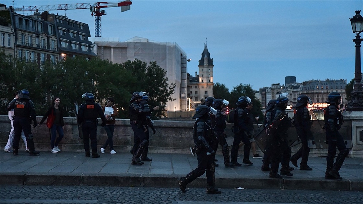 fransiz-polisi-paristeki-sanzelize-caddesini-tahliye-etti-B9bhZ8yY.jpg