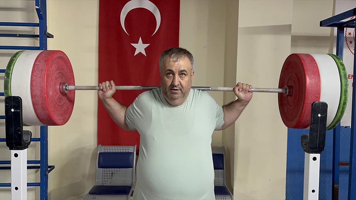 gorme-engelli-sporcu-45-yasinda-basladigi-halterde-aldigi-derecelerle-ornek-oluyor-55HVi8lm.jpg