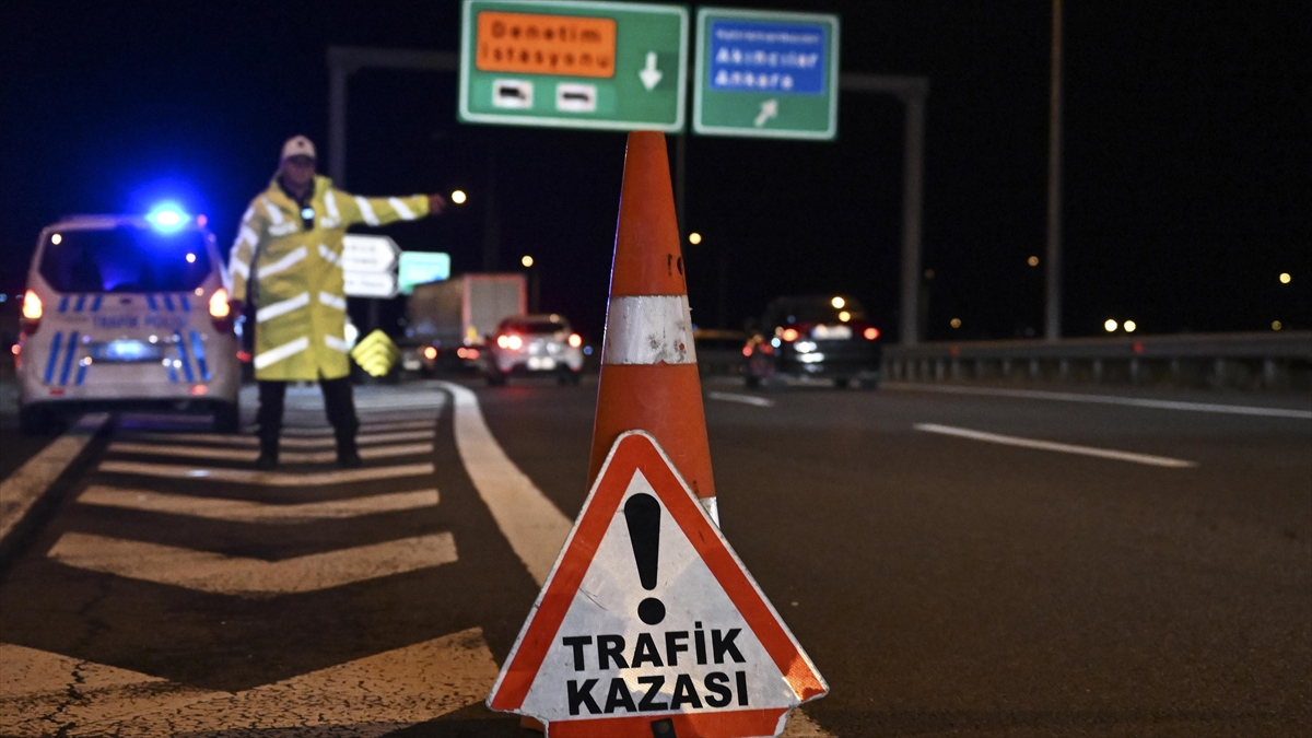 heyelan-nedeniyle-kapatilan-tem-otoyolunun-kahramankazan-giselerinde-trafik-ekipleri-onlem-aldi-GxVyIlRi.jpg
