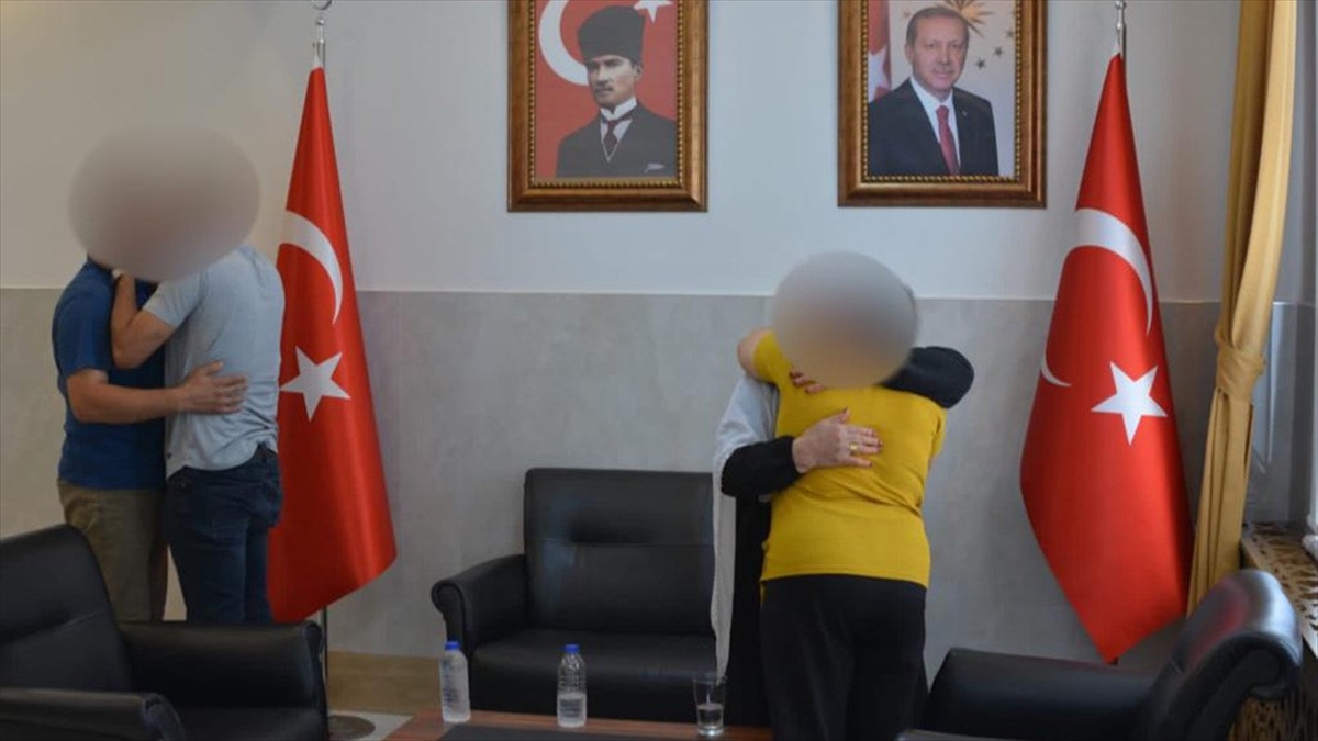ikna-calismasi-sonucu-teslim-olan-2-terorist-aydinda-aileleriyle-bulusturuldu-I5gBWRqB.jpg