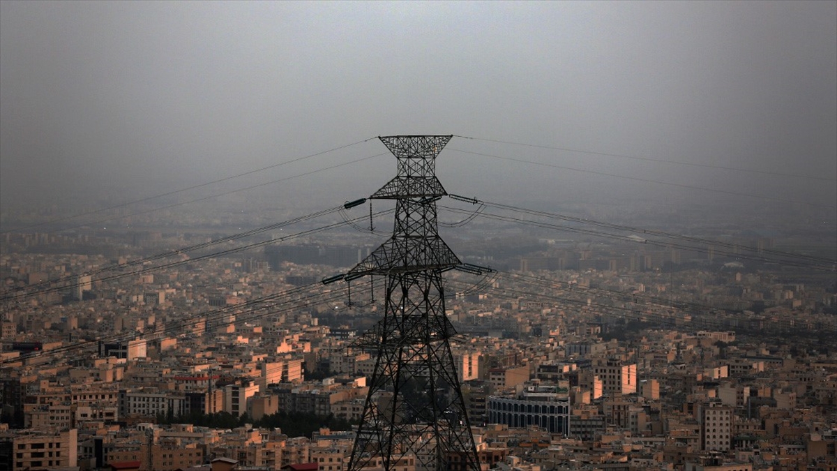 iranda-sicaklar-nedeniyle-artan-elektrik-tuketimi-sebekeleri-tehdit-ediyor-uyarisi-LhUVk7RK.jpg