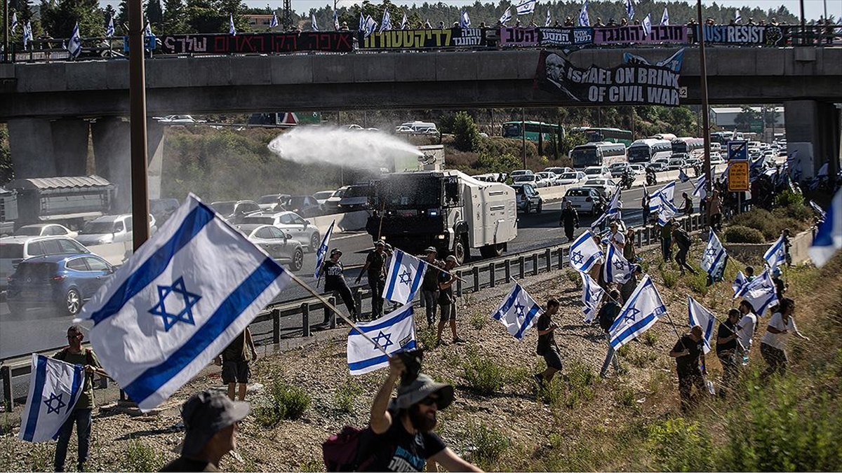 israilde-tartismali-yargi-tasarisinin-meclisteki-ilk-oylamada-kabuluyle-protestolar-patlak-verdi-I1pntwOV.jpg