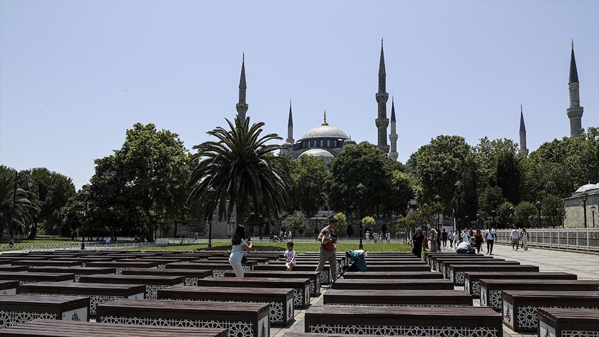 istanbulun-tarihi-ve-turistik-yerleri-bayramin-ardindan-sakin-bir-gun-geciriyor-mUNJtRzQ.jpg