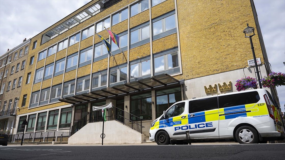 isvecte-kuran-i-kerim-yakilmasi-londrada-protesto-edildi-UHiPOK8c.jpg