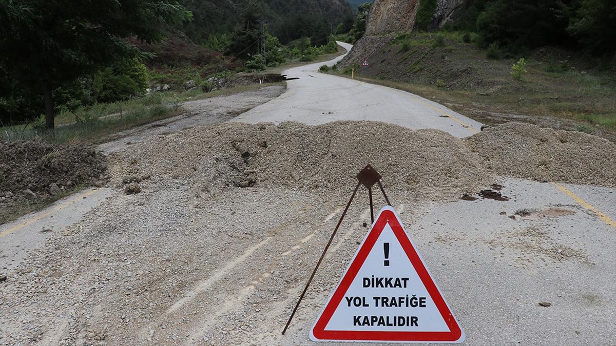 karabukte-heyelan-nedeniyle-bazi-koy-yollari-ulasima-kapatildi-96e9Y7gk.jpg
