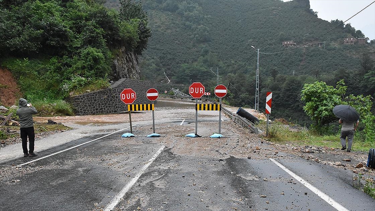 karadeniz-akdeniz-yolunda-heyelanlar-meydana-geldi-l3hUKtwl.jpg