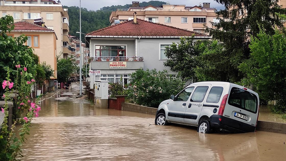 kastamonunun-cide-ilcesinde-siddetli-yagis-su-baskinlarina-neden-oldu-wY1SbniS.jpg