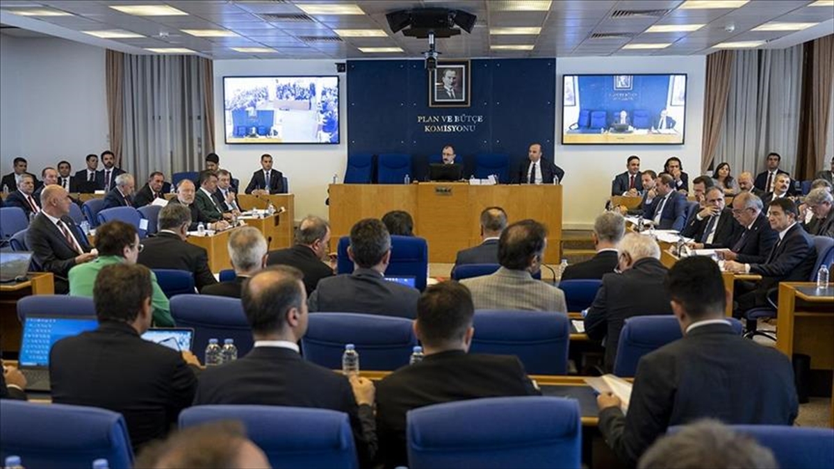 memur-maasi-ve-emekli-ayliklarini-arttiran-duzenlemeyi-de-iceren-teklif-komisyonda-kabul-edildi-4jg4n2D6.jpg
