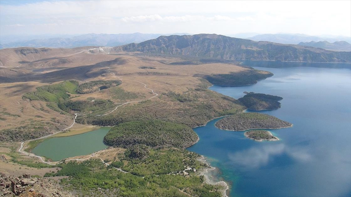 nemrut-kalderasi-ve-krater-golune-gelenlere-cop-poseti-ve-eldiven-dagittilar-MpY55X4L.jpg
