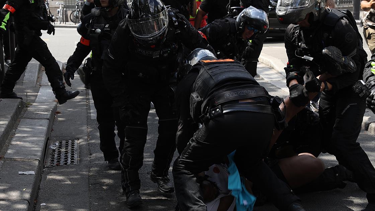 pariste-hafta-sonu-yapilan-gosteride-polisin-uyguladigi-siddete-sorusturma-BWnyUHWp.jpg