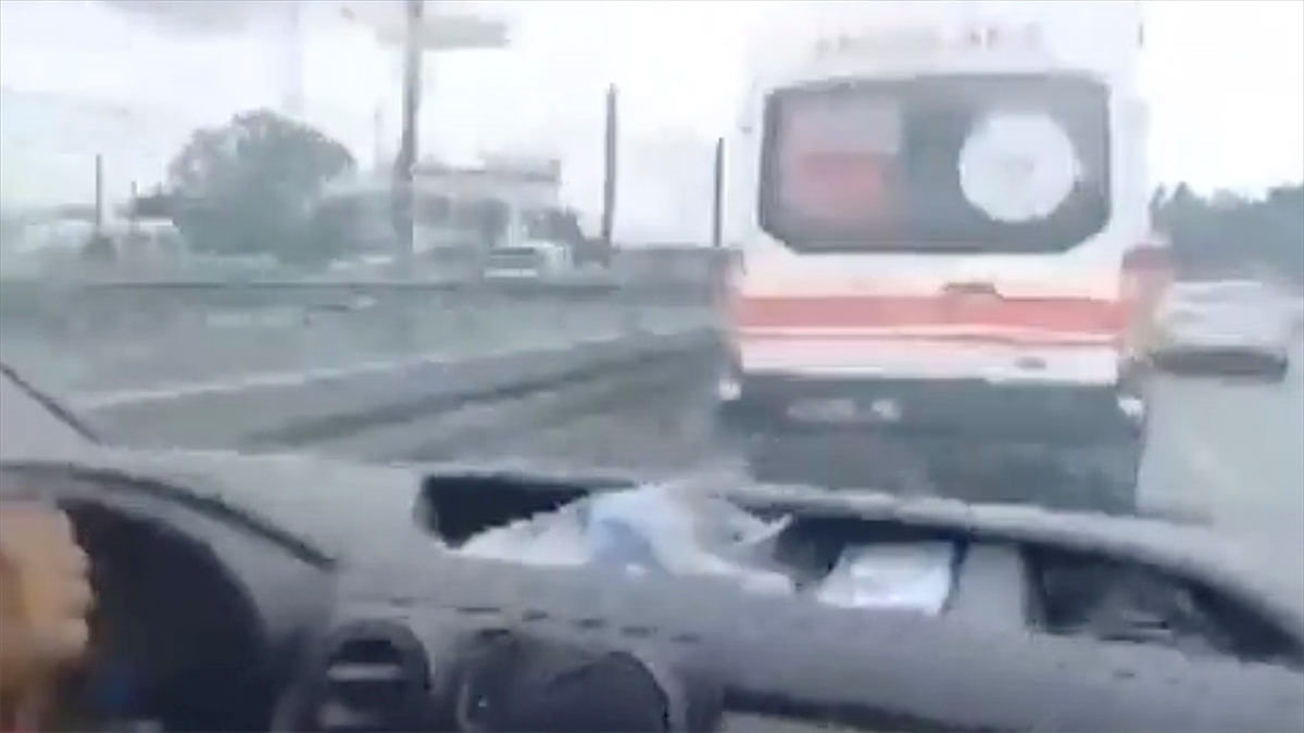 saglik-bakani-koca-ambulans-takip-eden-suruculeri-kaza-goruntusuyle-uyardi-Z6n8esFX.jpg