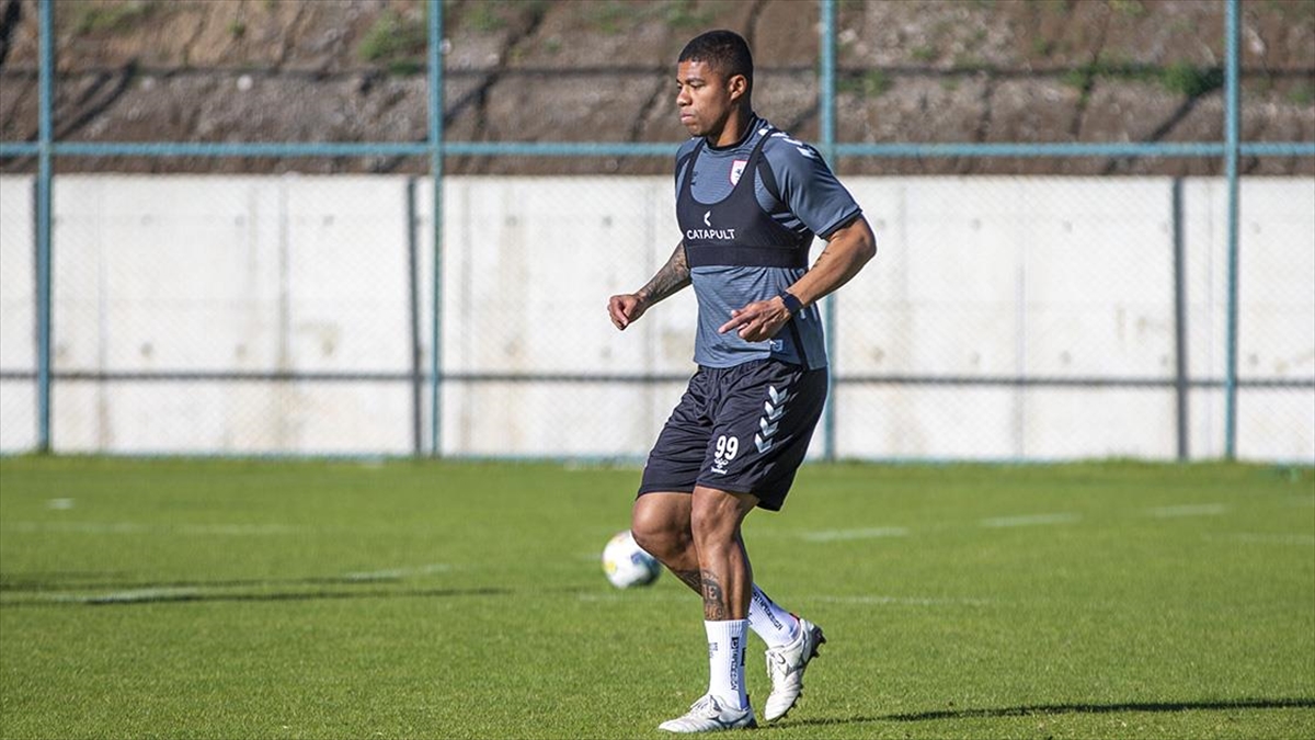 samsunsporlu-douglas-tanque-gol-yollarinda-etkili-olup-takimina-katki-vermek-istiyor-rOUGGJm7.jpg