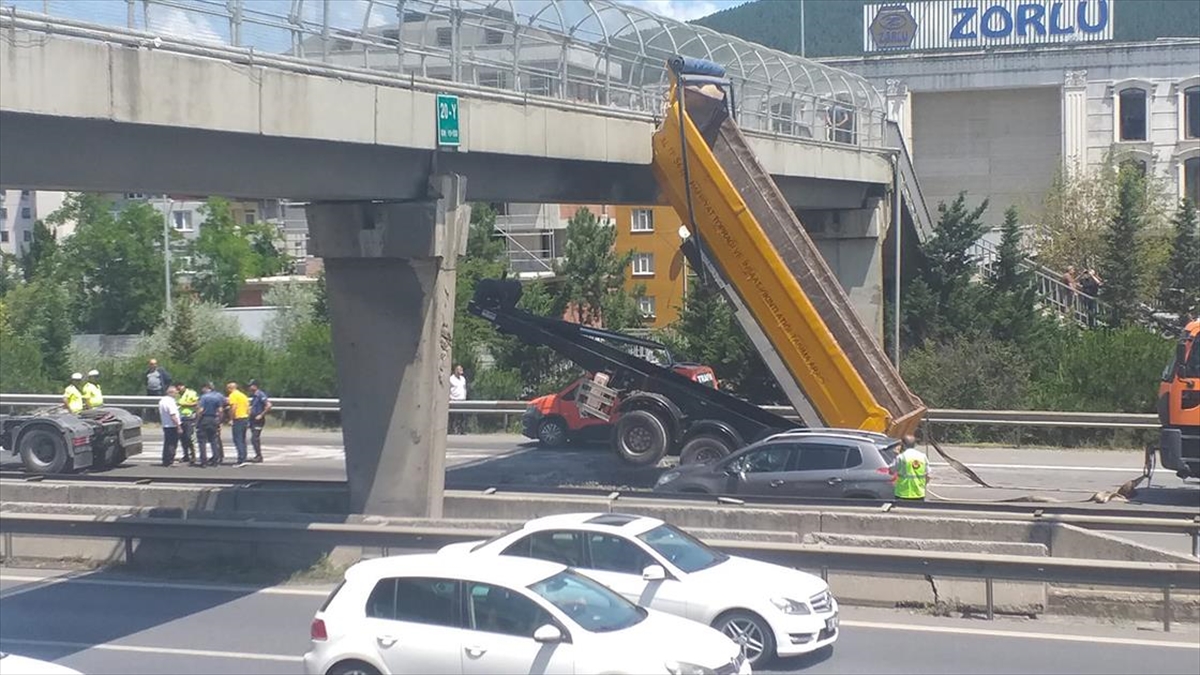 sultanbeylide-kamyonun-damperinin-ust-gecide-carpmasi-sonucu-trafik-yogunlugu-olustu-6cIzkDgP.jpg