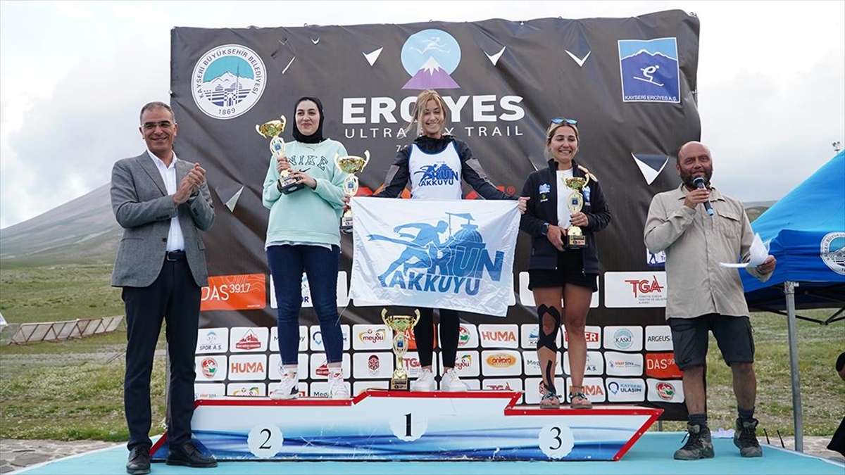 uluslararasi-erciyes-ultra-sky-trail-dag-maratonunda-dereceye-girenlere-odulleri-verildi-81FFPTS6.jpg