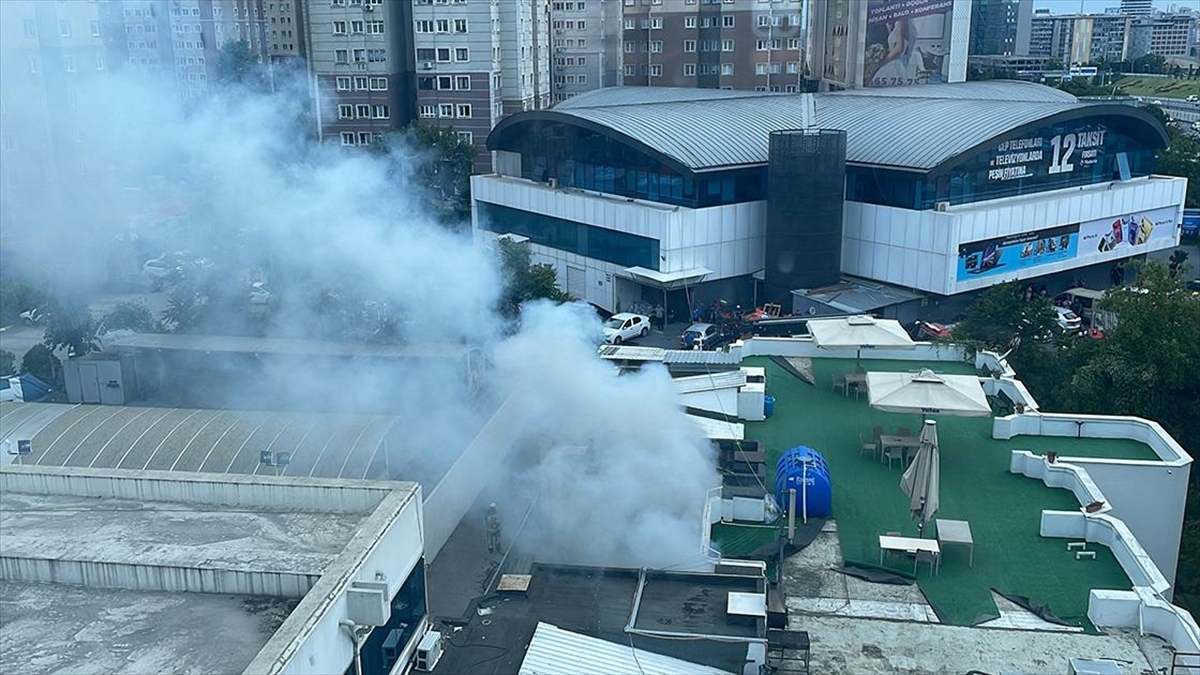 zeytinburnunda-teknoloji-magazasinin-deposunda-cikan-yangin-sonduruldu-SIneBTGS.jpg