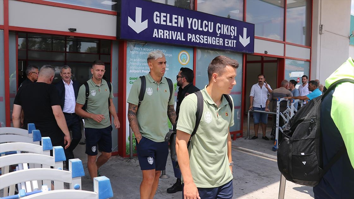adana-demirspora-yarin-konuk-olacak-cfr-cluj-adanaya-geldi-tMe3Ar87.jpg