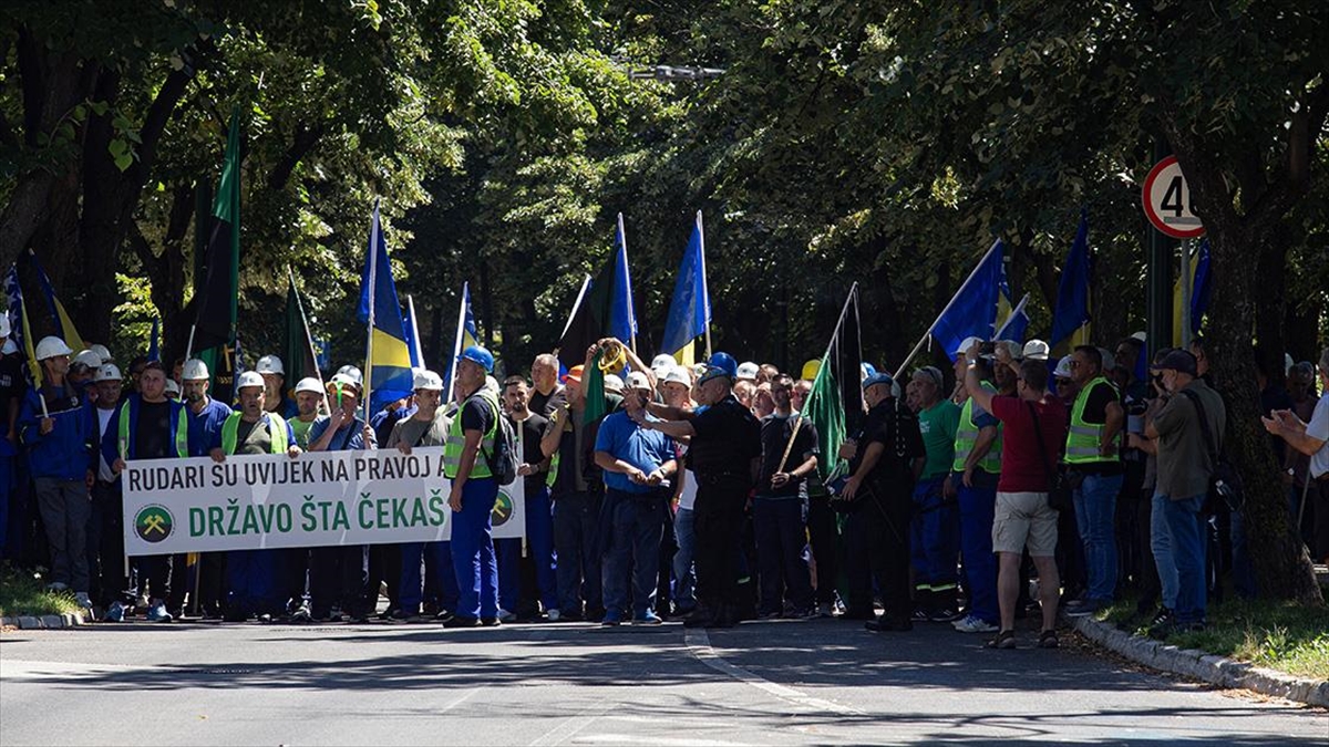 bosna-hersekli-madenciler-maaslarinin-odenmedigi-gerekcesiyle-protesto-duzenledi-4NDJEtZl.jpg