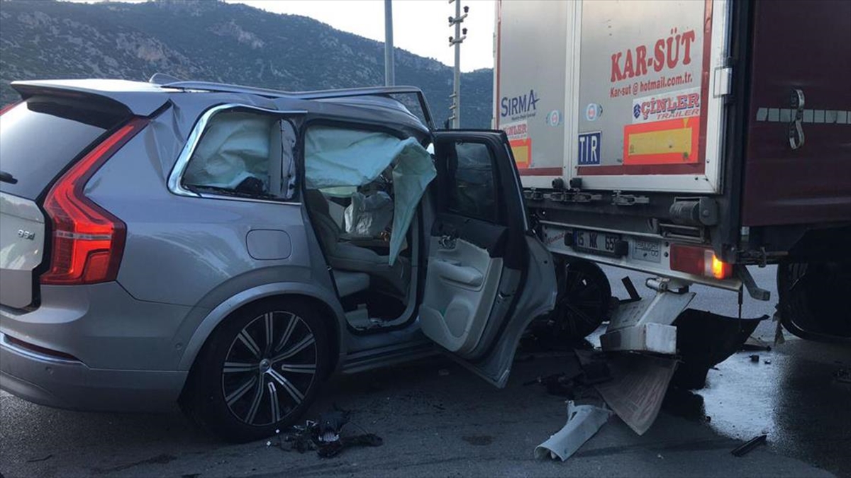 burdurda-trafik-kazasi-geciren-sarkici-tan-tasci-ve-yanindaki-iki-kisi-yaralandi-hAHRidfp.jpg