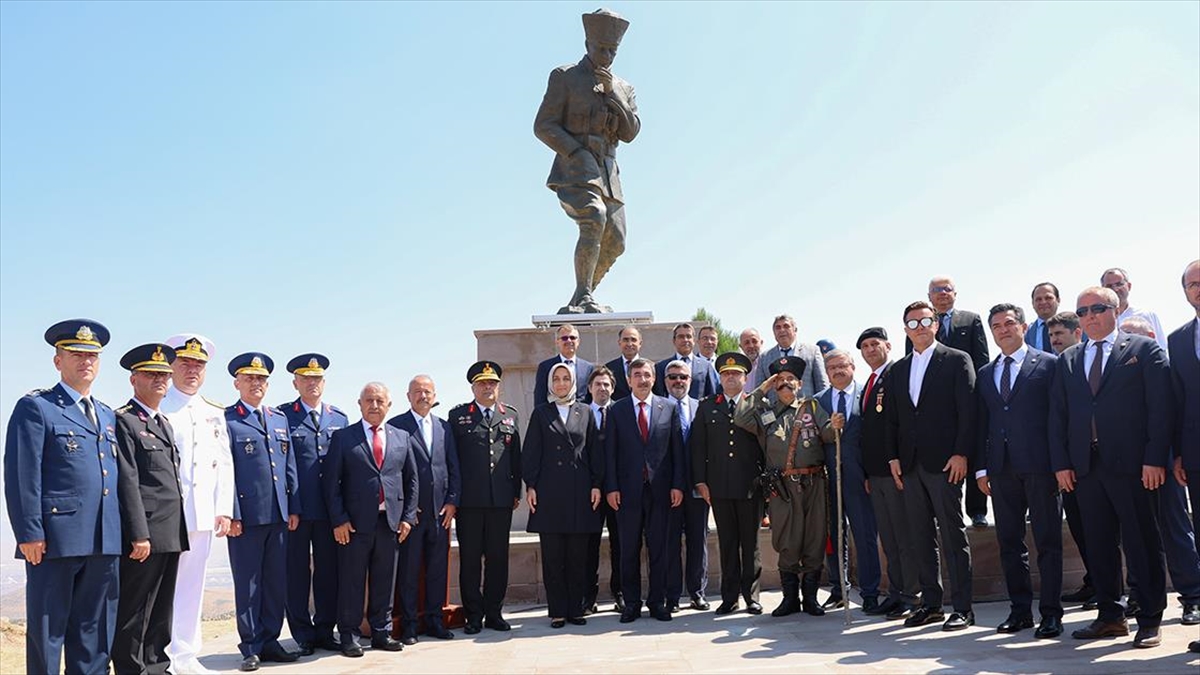 cumhurbaskani-yardimcisi-yilmaz-baskomutan-mustafa-kemal-anitindaki-torene-katildi-5V4kCE3n.jpg