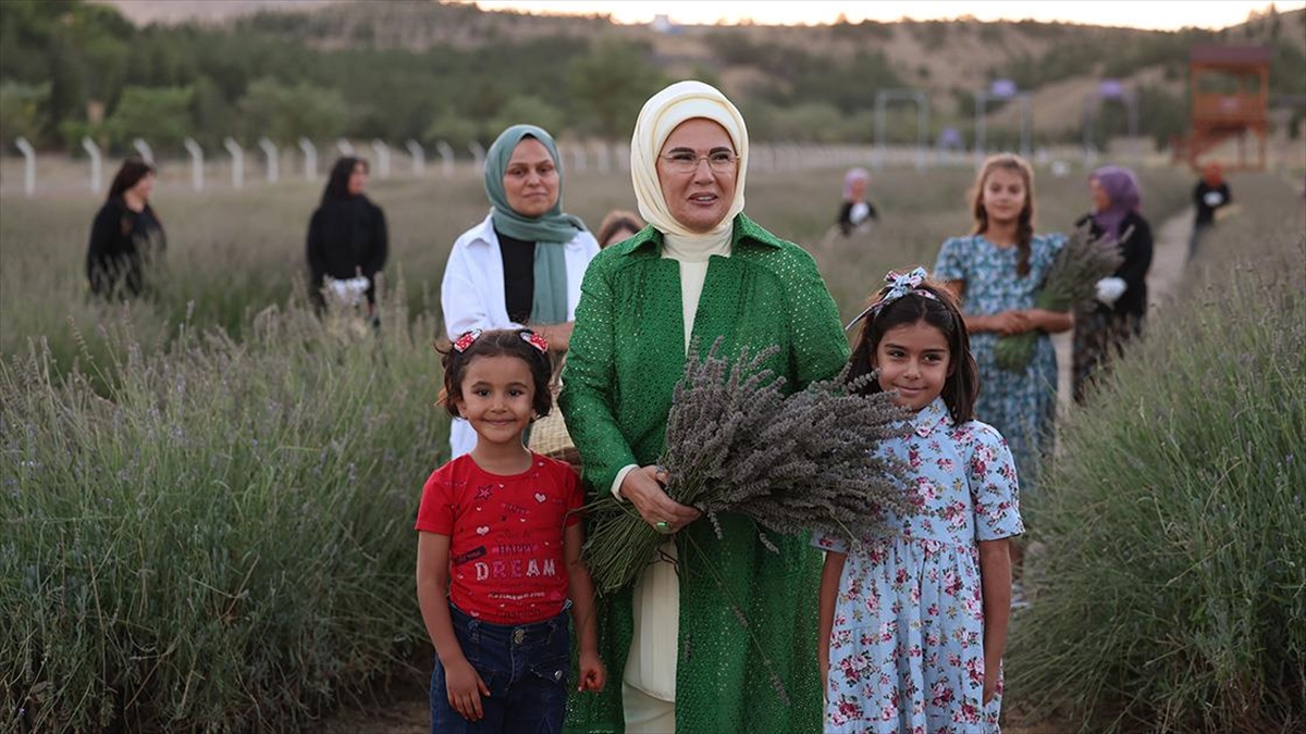 emine-erdogan-ankarada-ekolojik-koy-ziyareti-ve-lavanta-hasadi-yapti-R2XDXrv3.jpg