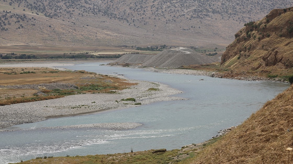 iran-kurakligin-pencesindeki-iraka-akan-nehrin-suyunu-kesti-hvLISCbw.jpg