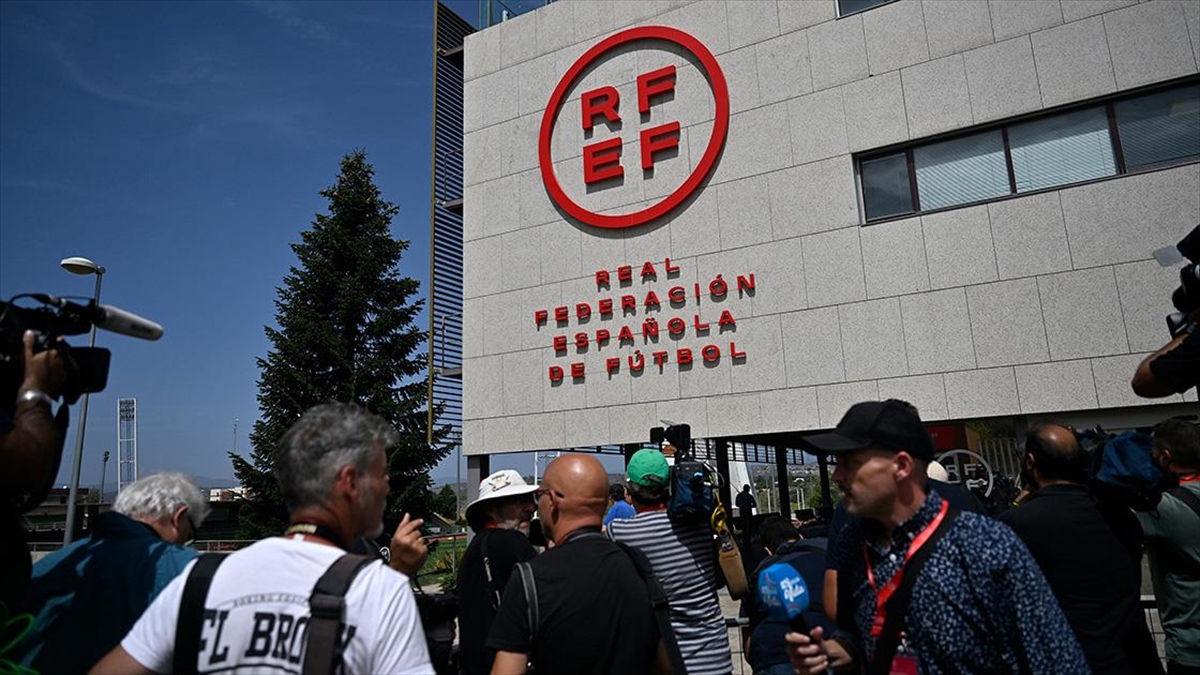 ispanyada-gorevden-alinan-futbol-federasyonu-baskani-rubialesle-ilgili-tartismalar-suruyor-OnWVMA8J.jpg