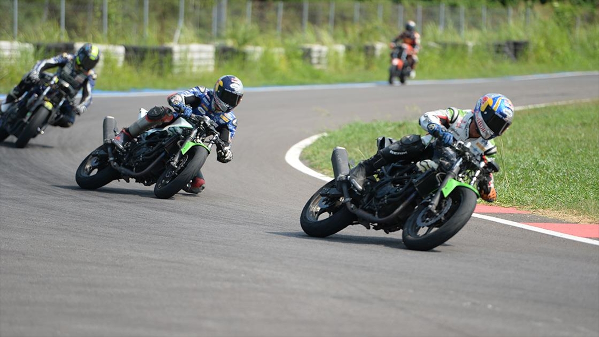 milli-motosikletciler-3-ulkede-piste-cikacak-wbEL1M3l.jpg