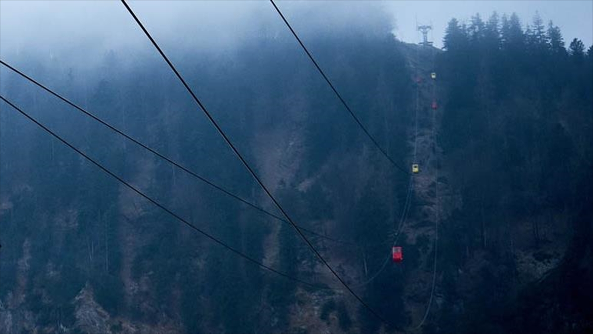 pakistanda-6si-cocuk-8-kisi-914-metre-yukseklikteki-teleferikte-saatlerdir-mahsur-uFKAALst.jpg