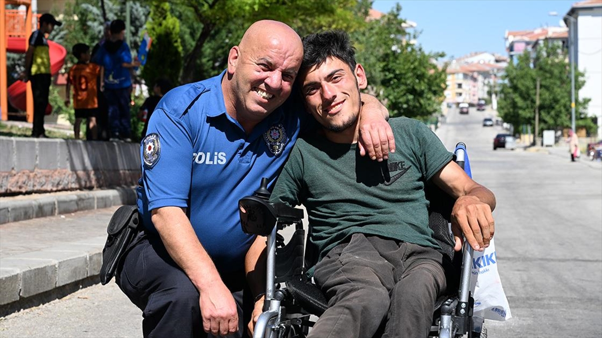 polis-memuru-para-toplayip-akulu-sandalye-aldigi-engelli-gencle-bulustu-92thEkaY.jpg