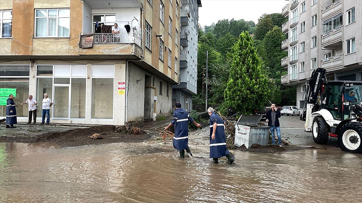 rizede-siddetli-yagis-nedeniyle-8-ev-tedbir-amaciyla-bosaltildi-JKZuXmQU.jpg