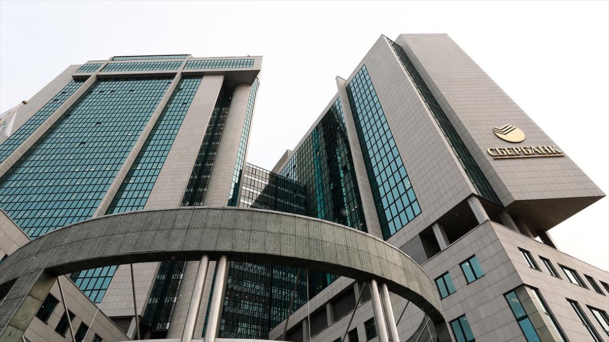sberbank-yilin-ilk-yarisinda-737-milyar-ruble-net-kar-elde-etti-eDjJU1Pi.jpg