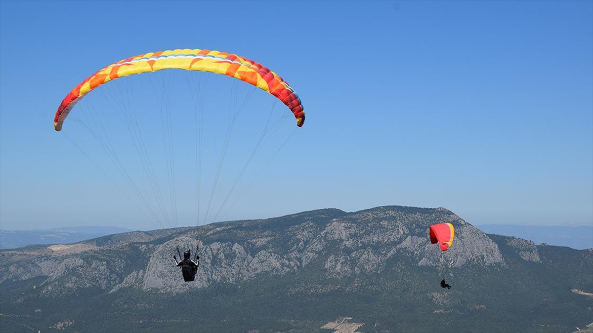 ugruna-istanbulu-terk-ettigi-yamac-parasutuyle-bilecik-semalarinda-suzuluyor-vFq5v4AC.jpg