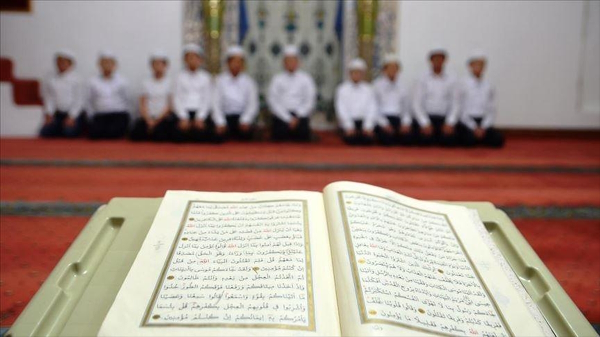 yaz-kuran-kurslarinda-2-milyon-400-bin-ogrenci-egitim-gordu-nPNwEzYm.jpg