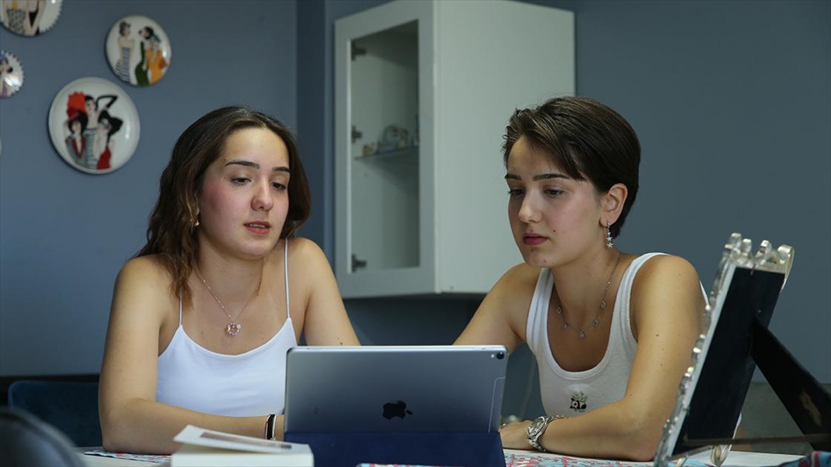 yksde-basarili-olan-ikizleri-hedefleri-ayirdi-nf4mMGLj.jpg