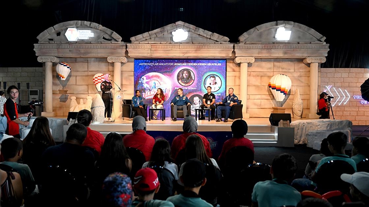 astronotlar-teknofest-izmiri-ziyaret-etti-dXGbOZUy.jpg