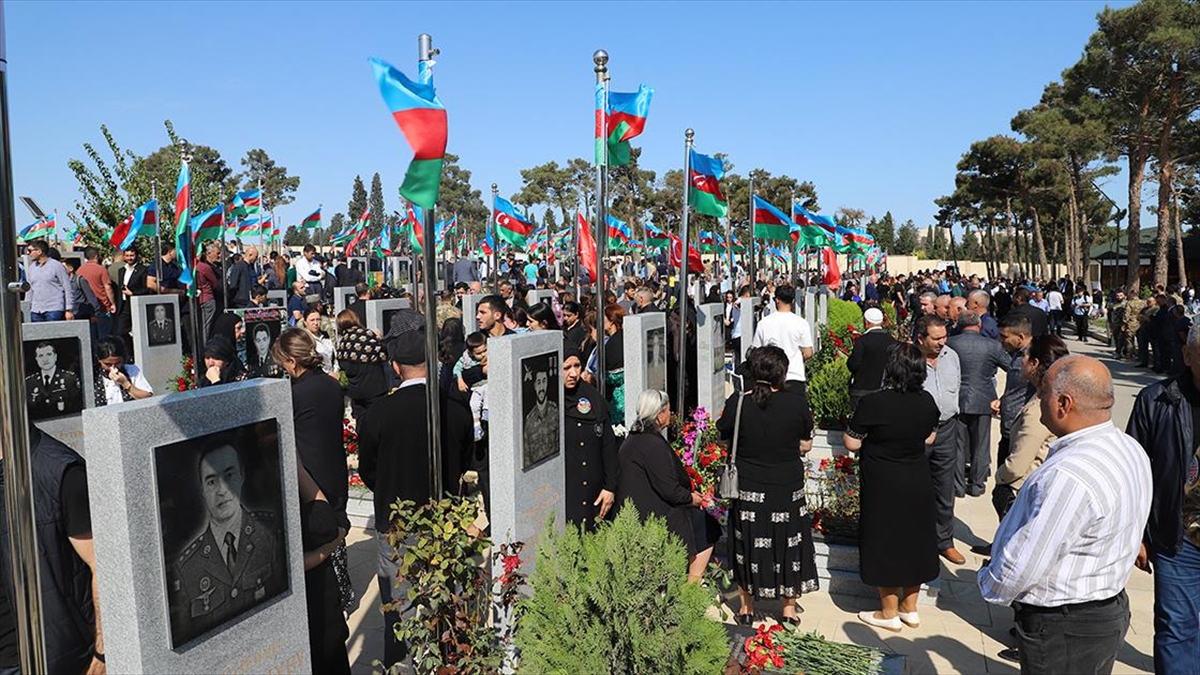 azerbaycanda-2-karabag-savasinin-yil-donumunde-sehitler-anildi-YpHmdlbr.jpg
